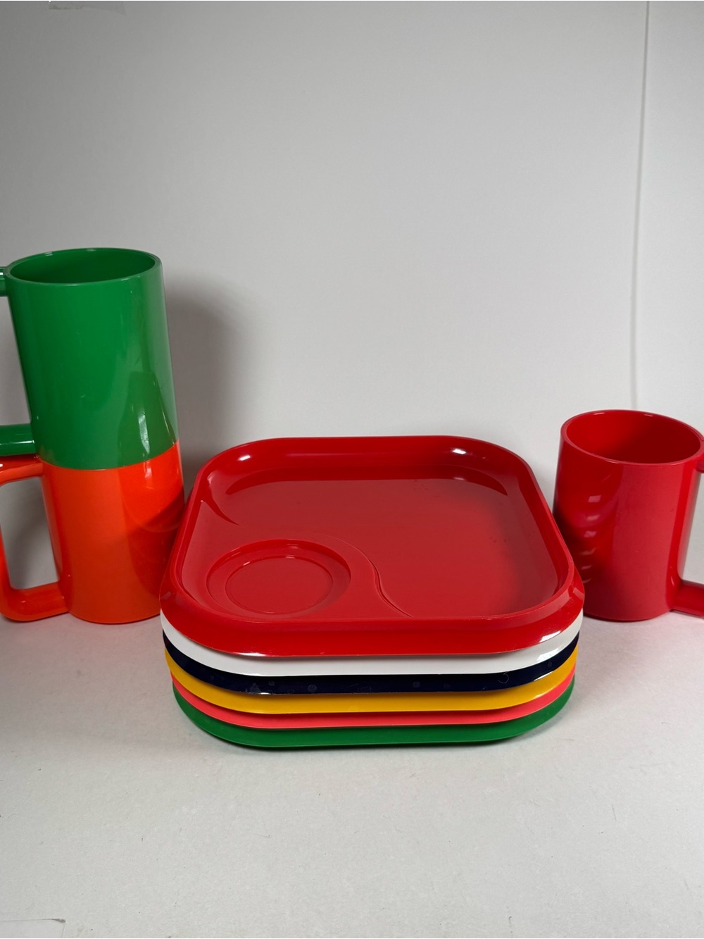 Vintage Ingrid Chicago 6 Snack Trays 3 Mugs Multi Color Plastic Plates Cups